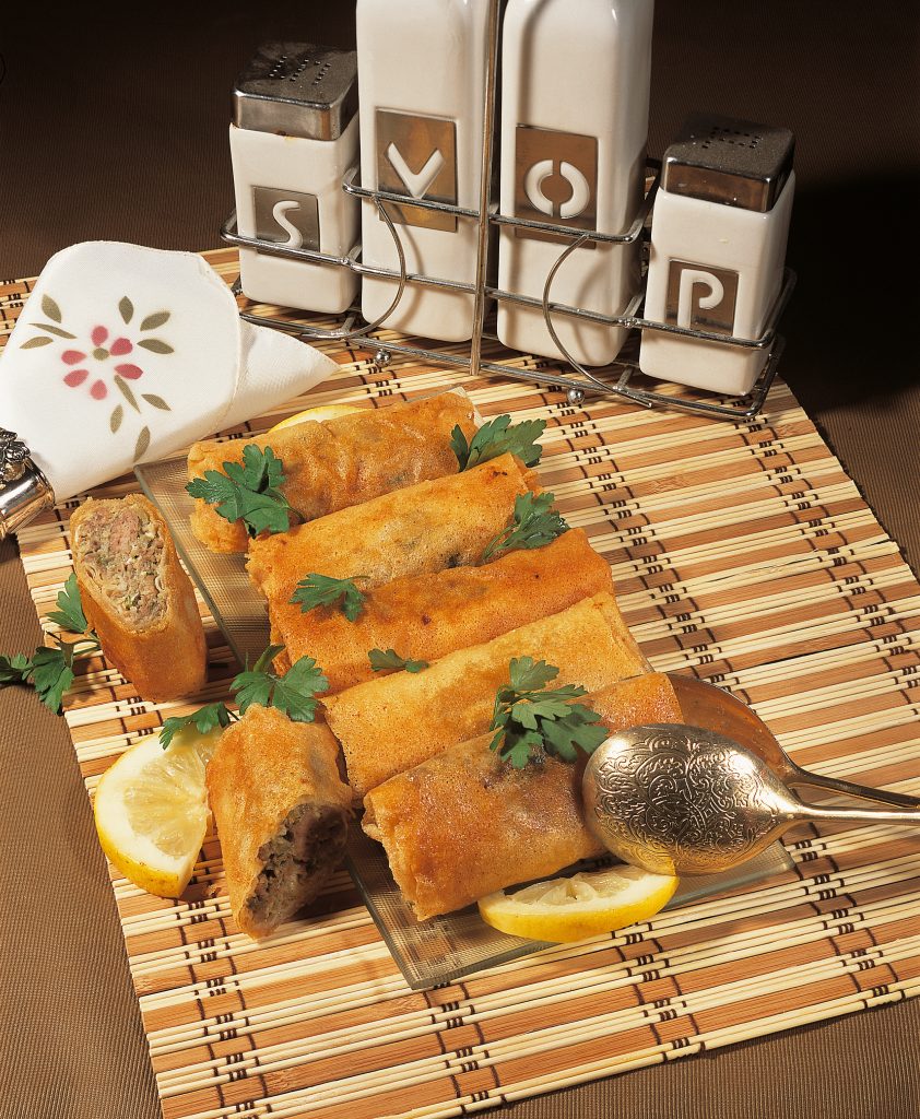 Viande hachée Pommes de terre Feuilles de brick Oignons Persil Épices (comme le cumin ou le paprika) Huile d'olive Sel Poivre Œuf (pour sceller les bricks)