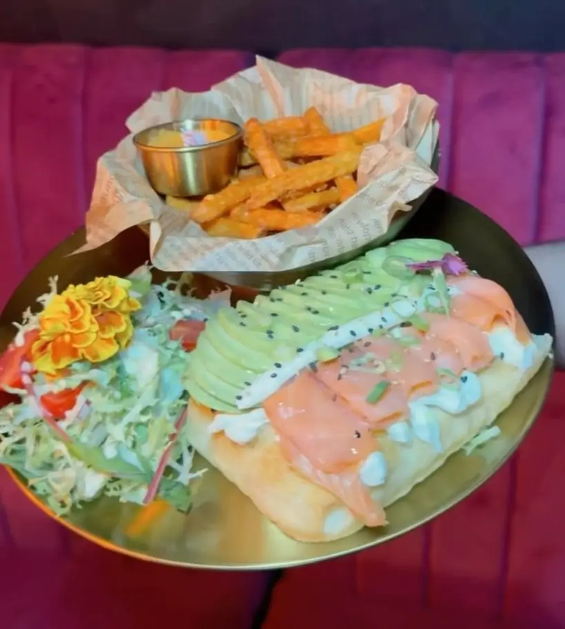 Brunch asiatique saumon avocat et frites de patate douce chez Asian Cook à Décines