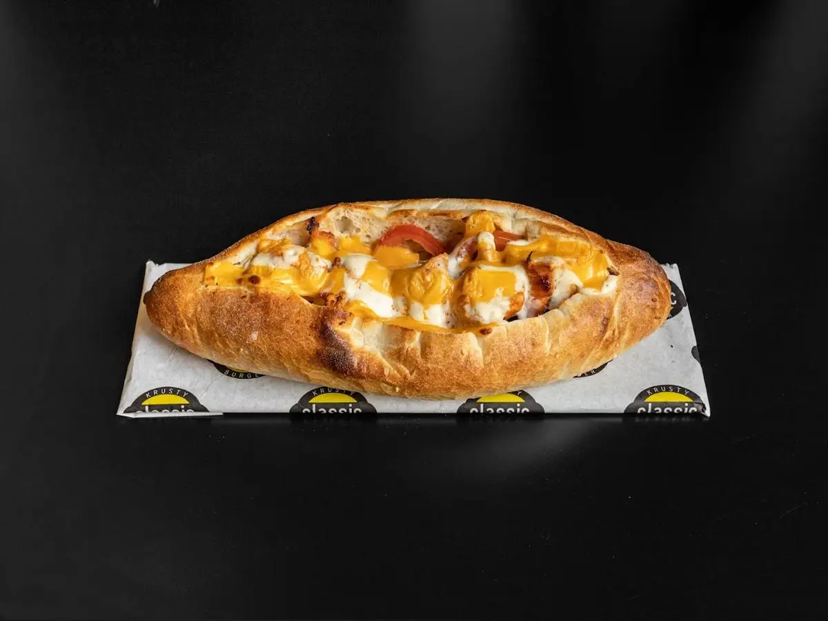 Baguette gratinée au cheddar, poulet et tomate chez Krusty Burger