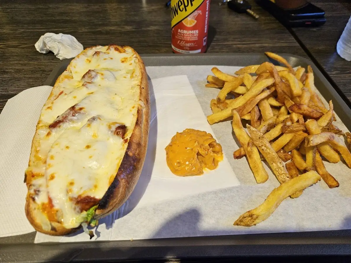 Baguette gratinée servie avec frites maison et sauce, Krusty Burger