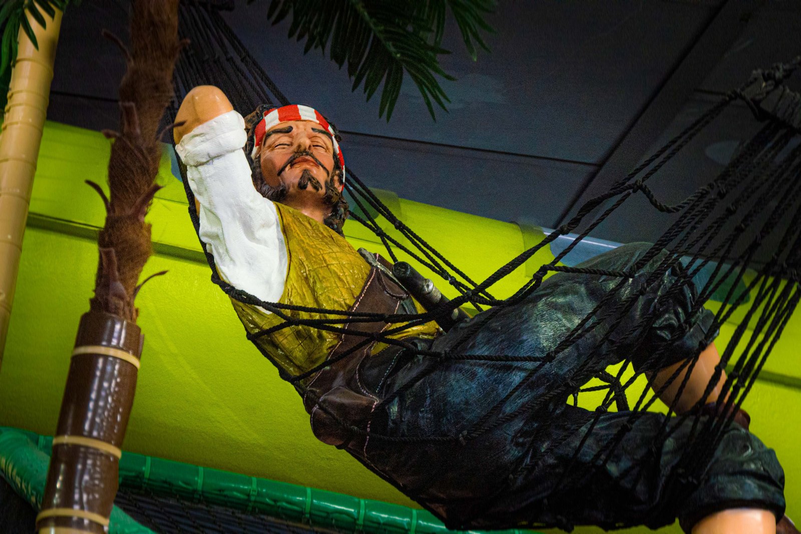 Pirate dans son hamac, décor de La Baie des Pirates à Craponne