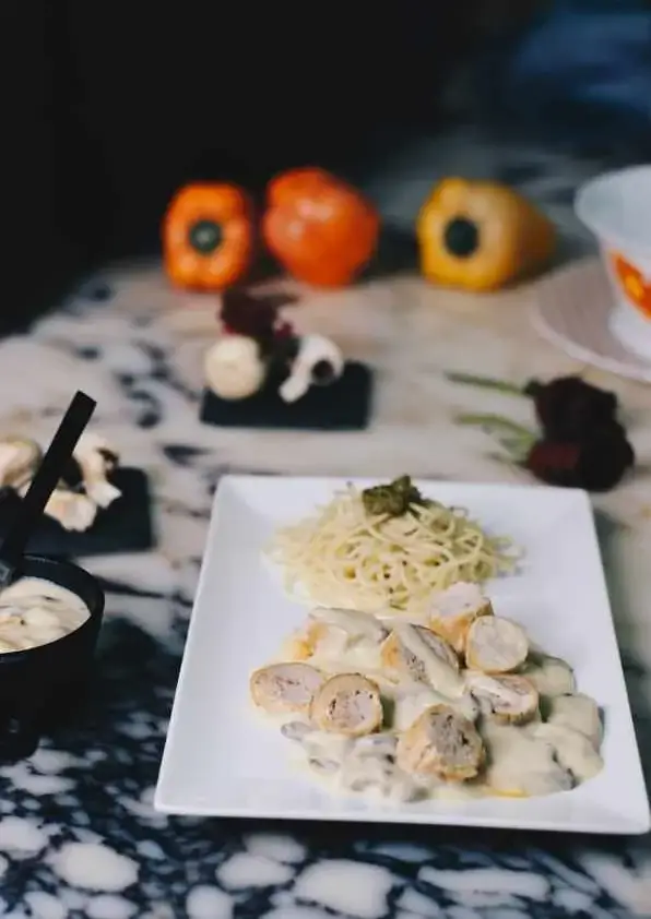 Ballotines de volaille tranchées nappées de sauce crémeuse aux champignons