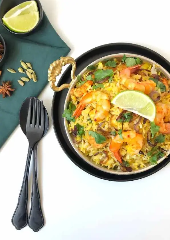 Biryani aux crevettes avec riz basmati safrané et herbes fraîches