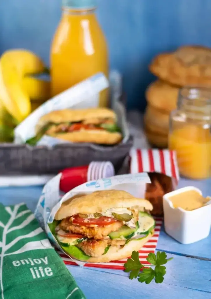 Bokits antillais garnis de poulet pané et crudités