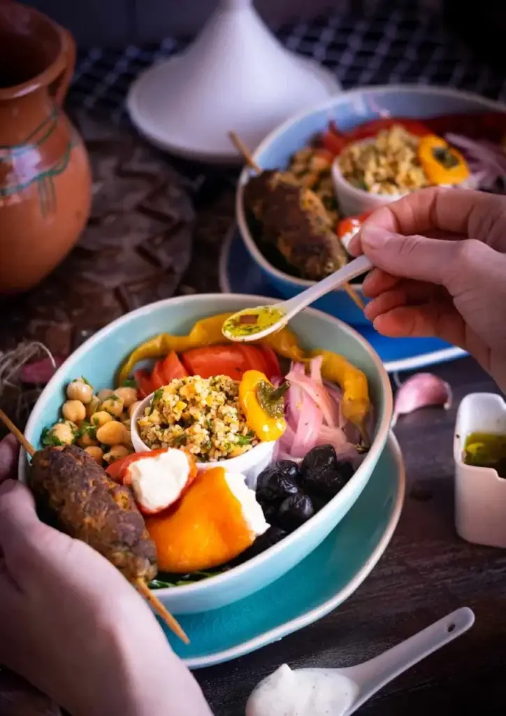 Bowl oriental avec brochettes de kefta, taboulé, poivrons farcis et sauce yaourt