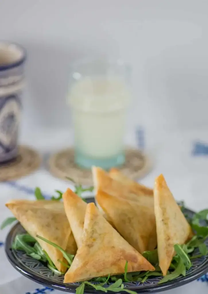 Briouates triangulaires au poulet et citron confit dorées au four