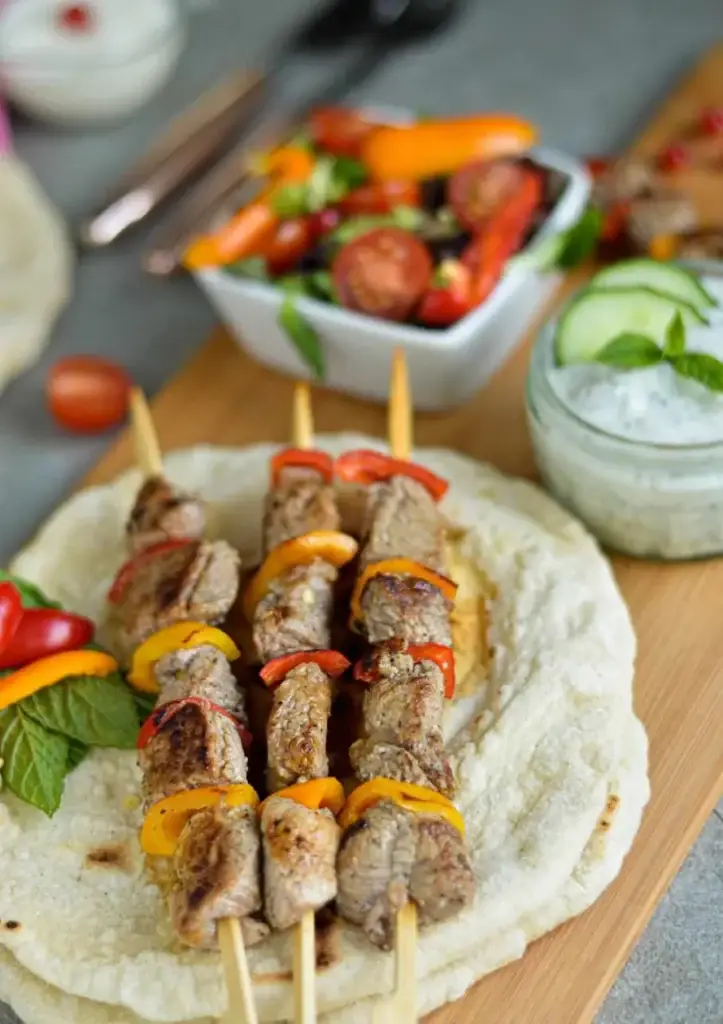Brochettes d’agneau marinées grillées avec morceaux de poivron