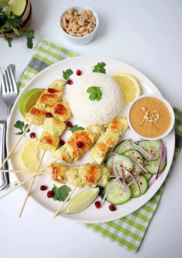 Brochettes de poulet satay avec sauce aux cacahuètes