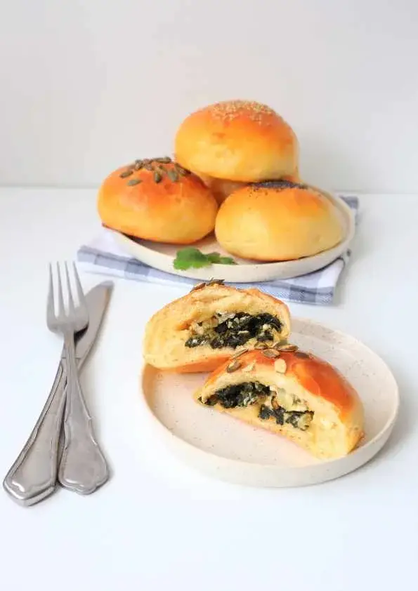 Buns briochés farcis aux épinards et fromage parsemés de graines de sésame