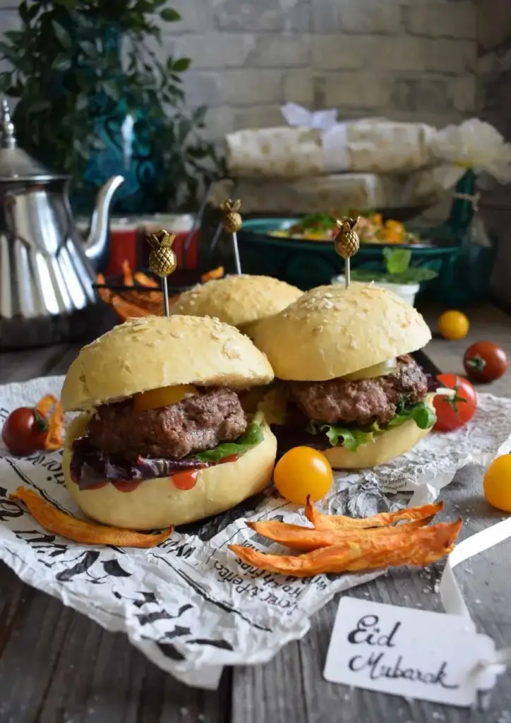 Burger maison au steak de mouton à la menthe, tomate et roquette