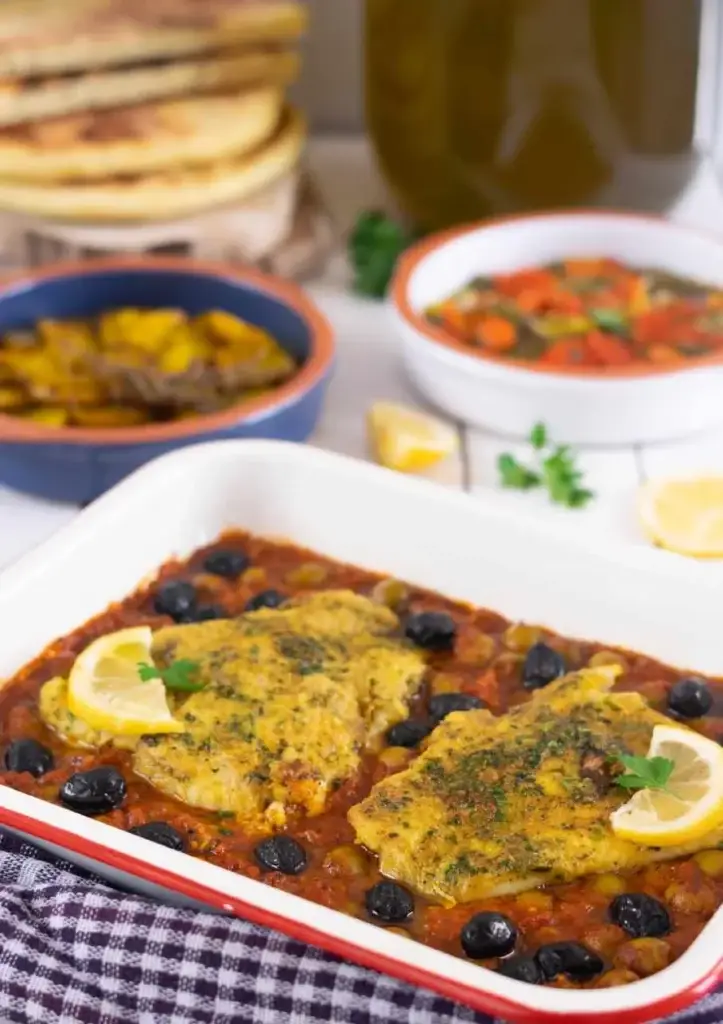 Filets de cabillaud marinés sur mijoté de tomates et olives