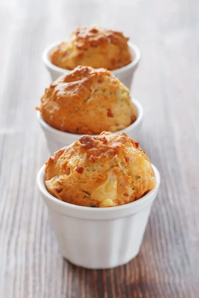 Petits cakes salés à la farine de châtaigne, dinde fumée et tomates séchées dans des ramequins