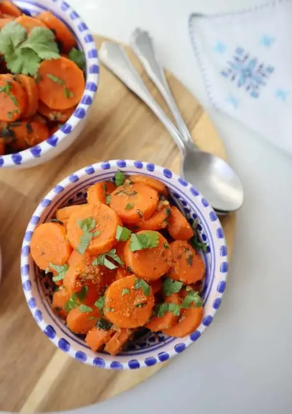 Carottes à la chermoula marocaine parsemées d’herbes fraîches