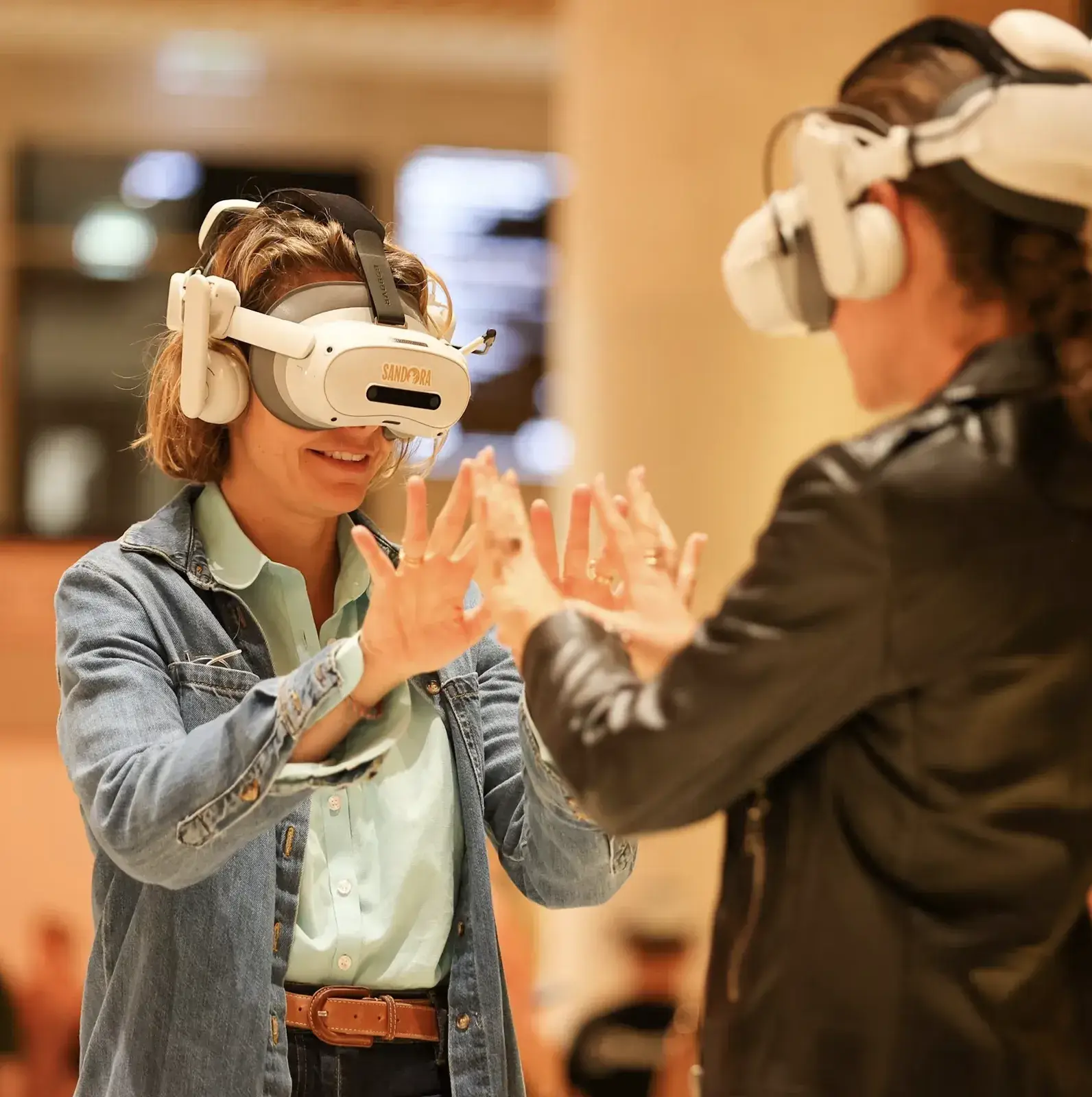 Deux visiteuses avec un casque de réalité virtuelle pendant l'expérience Cléopâtre au Cube Orange à Lyon