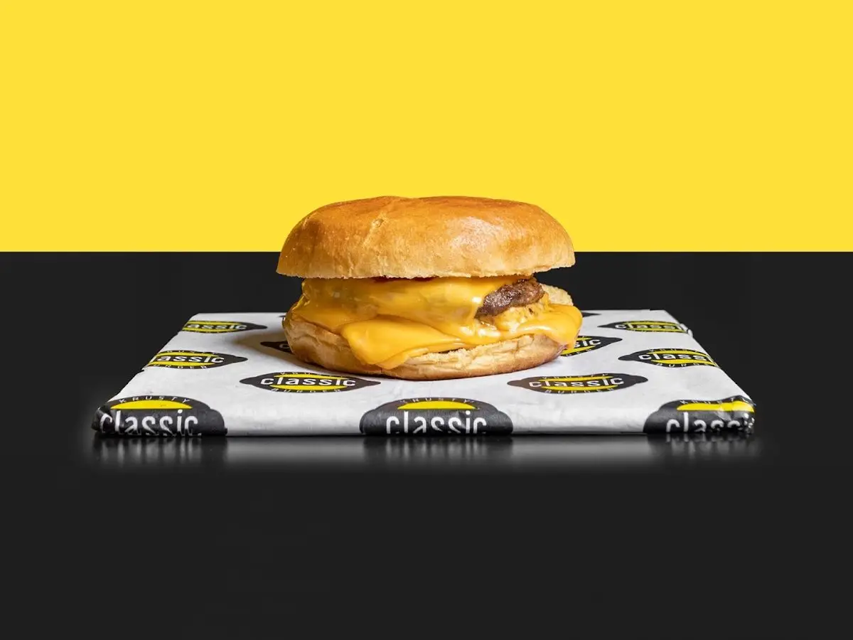 Cheeseburger double cheddar sur papier Krusty Classic Burger