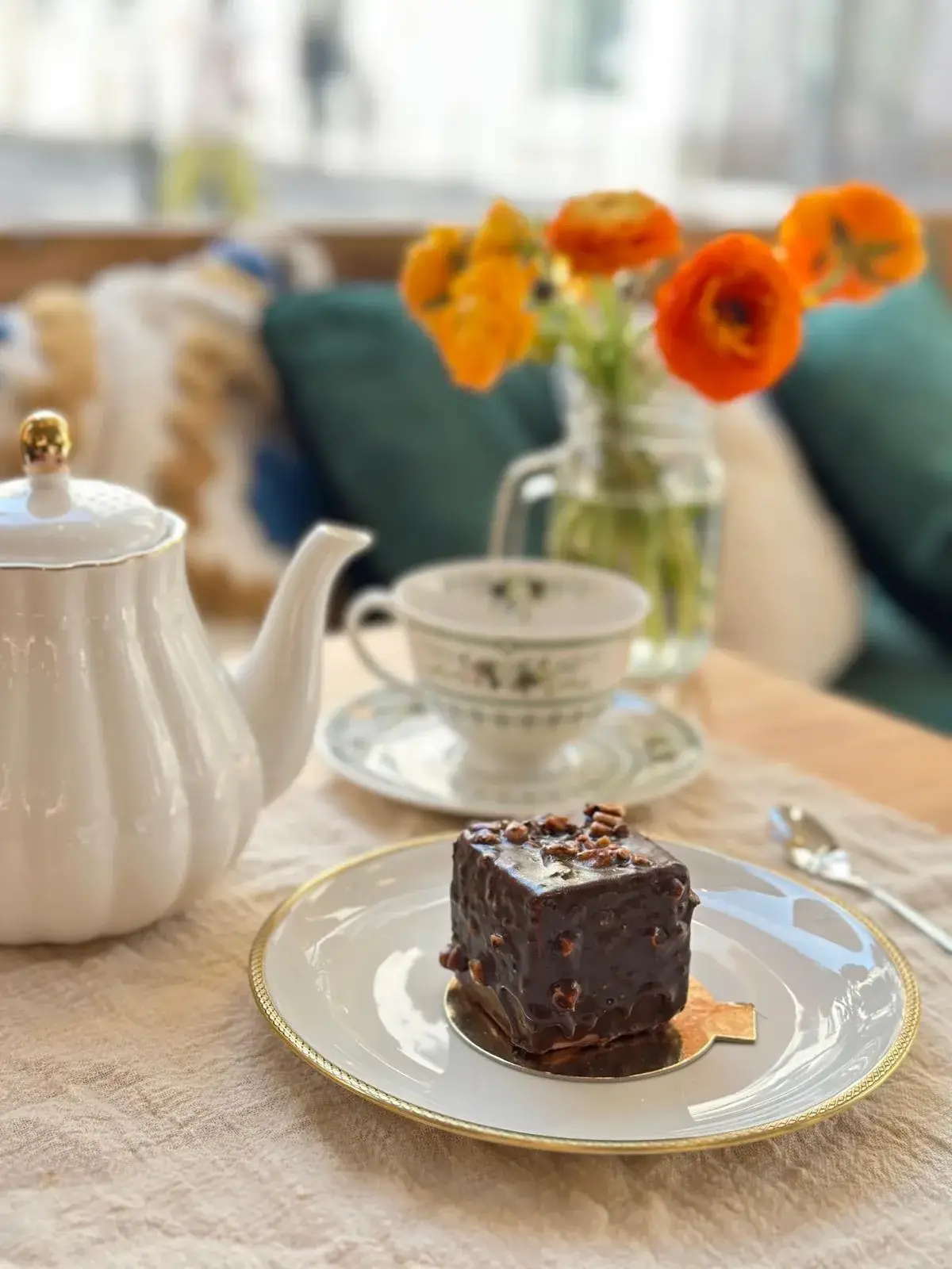 Part de gâteau au chocolat et thé au salon de thé Chez Sara, Croix-Rousse