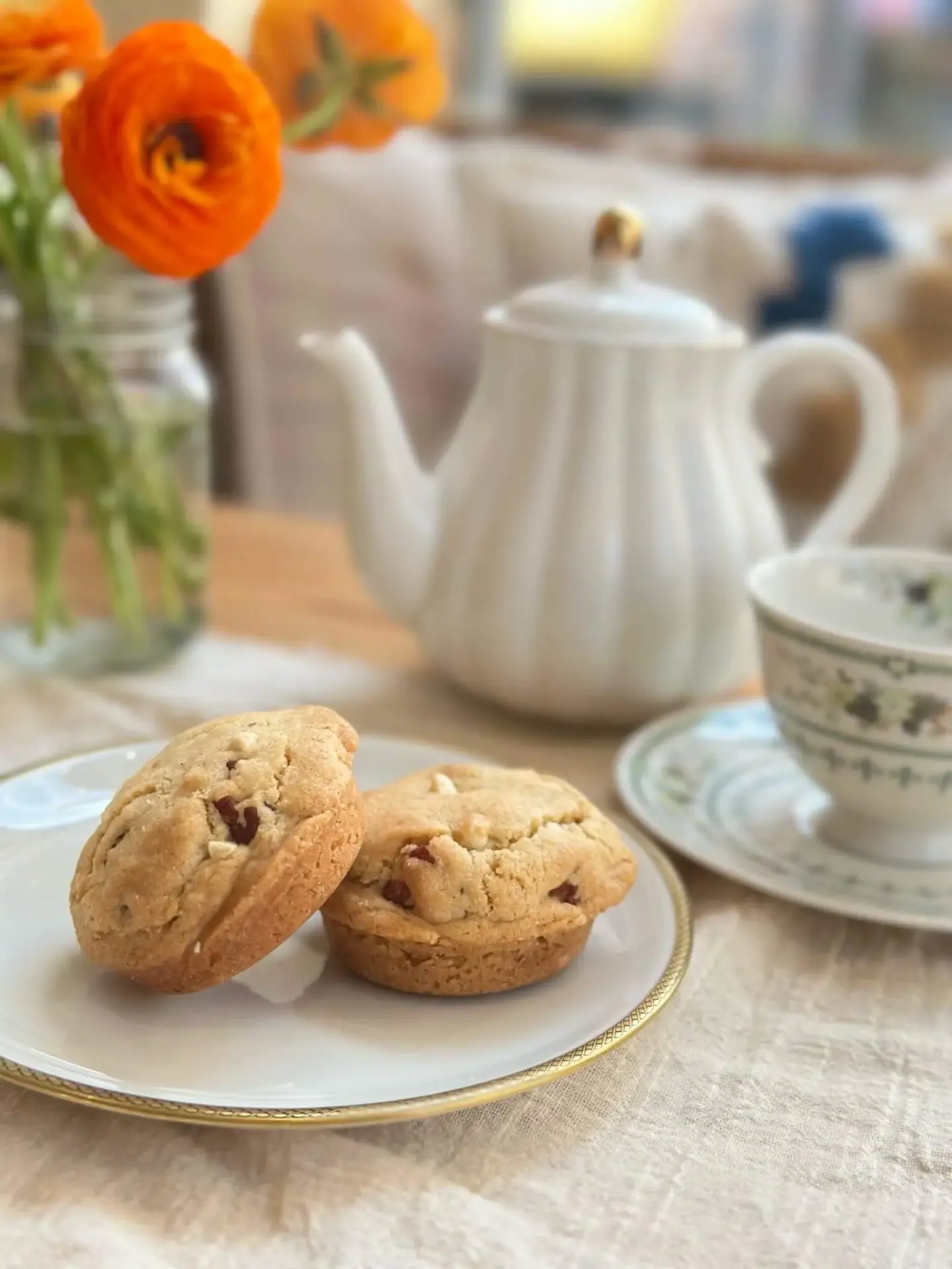 Cookies maison et théière au salon de thé Chez Sara à Lyon