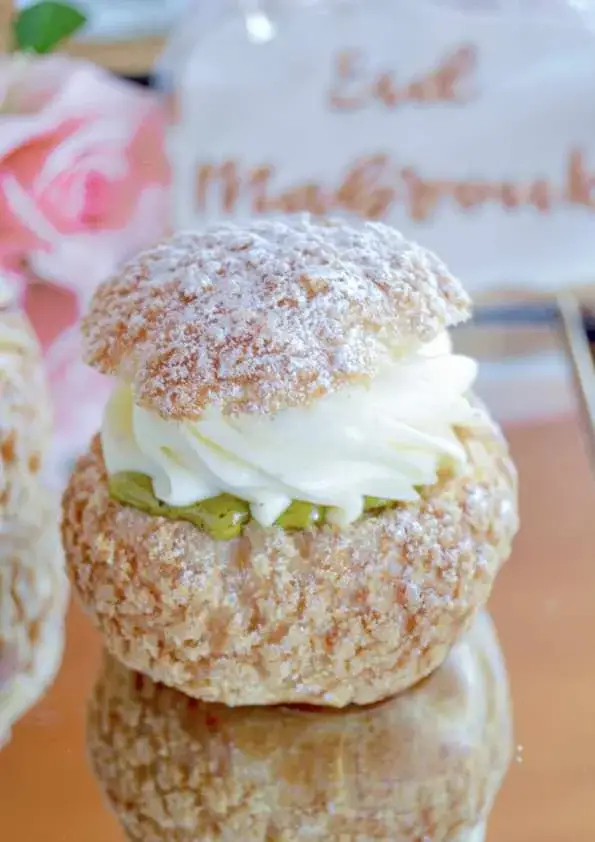 Choux craquelin garnis de crème vanille et cœur de pistache