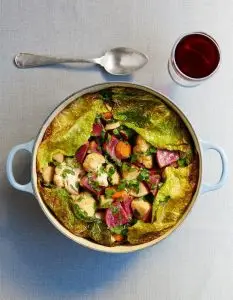 Cocotte de légumes d'hiver au safran avec chou vert, betteraves, carottes et chou-fleur