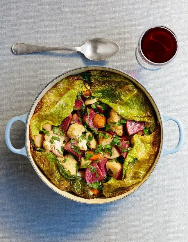 Cocotte de légumes d'hiver au safran avec chou vert, betteraves, carottes et chou-fleur