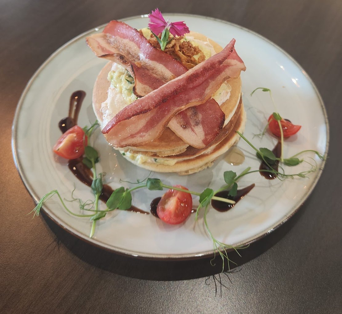 Pancakes salés aux œufs brouillés et tranches de bacon chez Cook'Art à Lyon Part-Dieu