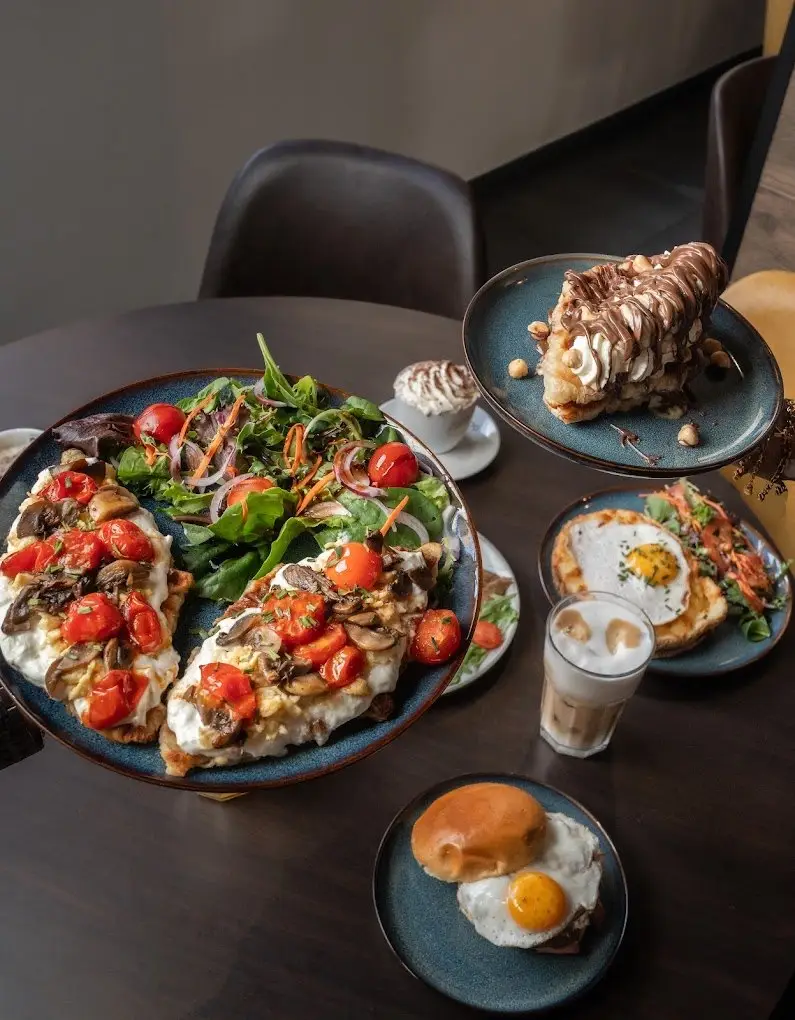 Table de brunch chez Cook'Art à Lyon Part-Dieu : tartines burrata, œufs au plat, brioche perdue et boissons