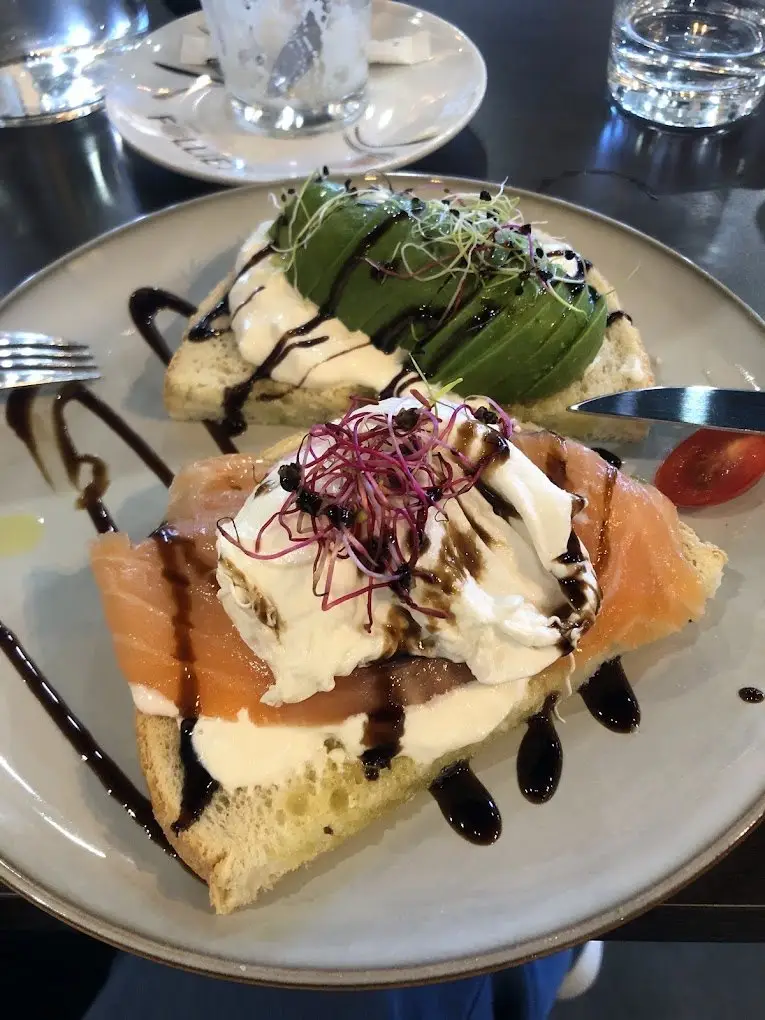 Tartines au saumon fumé, œuf poché et avocat avec crème balsamique chez Cook'Art à Lyon 3e