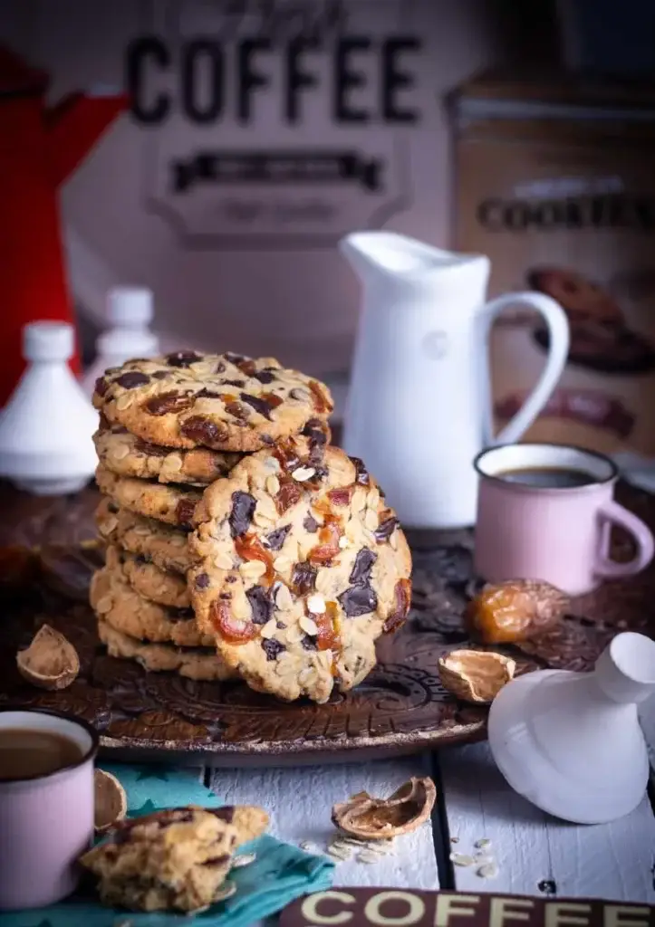Cookies moelleux aux dattes, noix, chocolat noir et flocons d’avoine