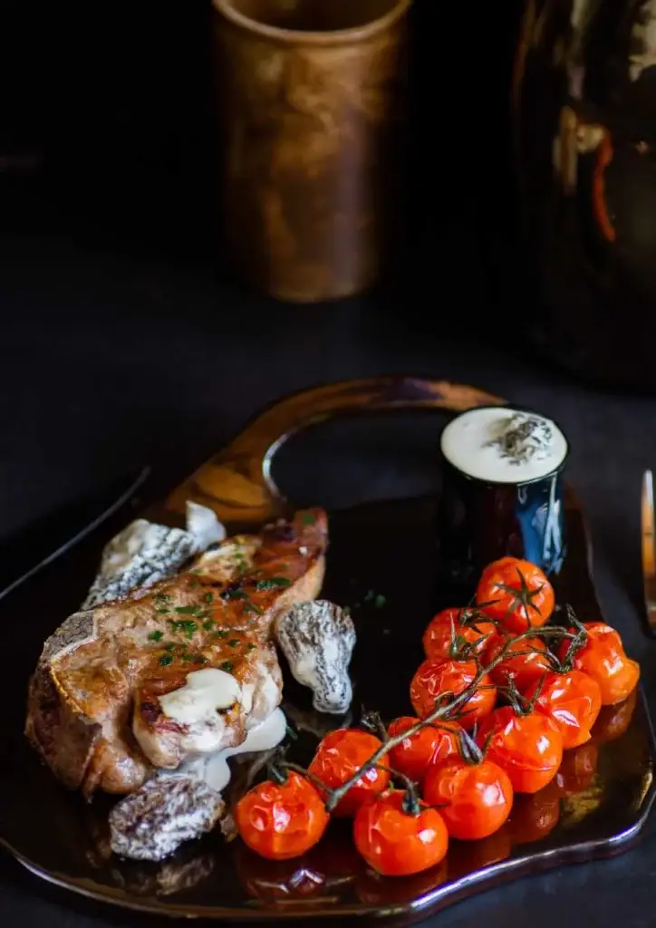 Côte de veau sauce aux morilles avec tomates cerises rôties en grappe