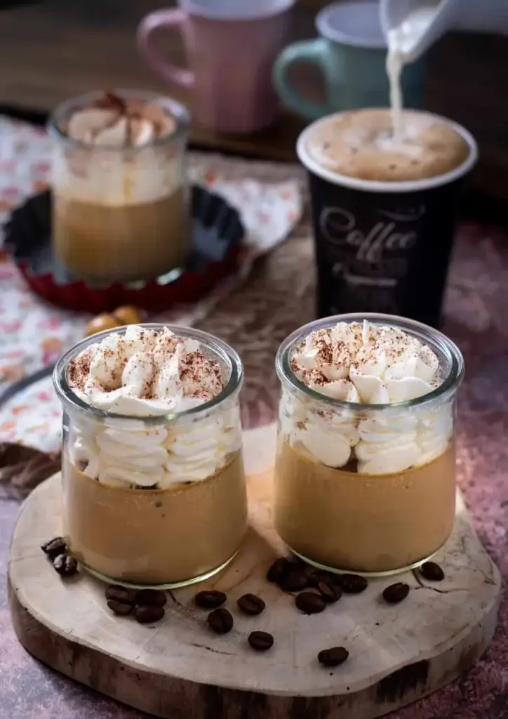 Petits pots de crème au café surmontés de chantilly façon liégeois