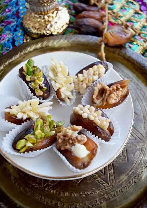 Dattes fourrées au beurre et garnies de noix, pistaches et amandes