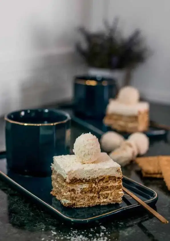 Parts de dessert aux petits beurre et crème coco façon Raffaello
