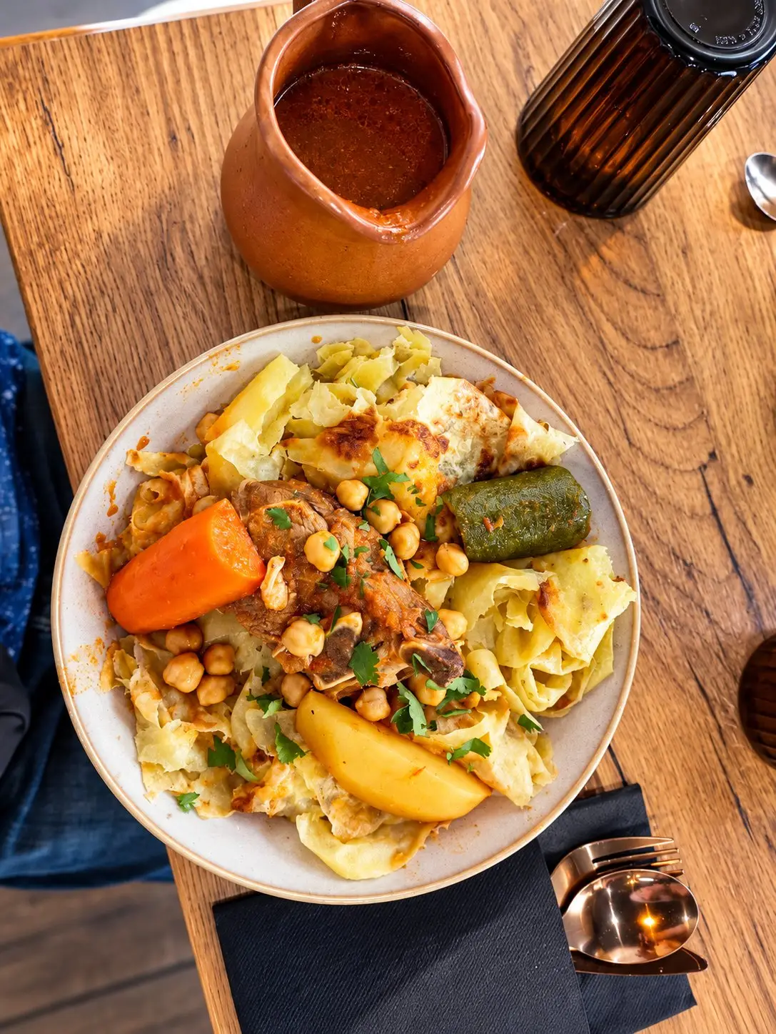 Chakhchoukha à l’agneau, pois chiches et légumes avec sa sauce rouge chez Dihya, restaurant algérien à Vénissieux