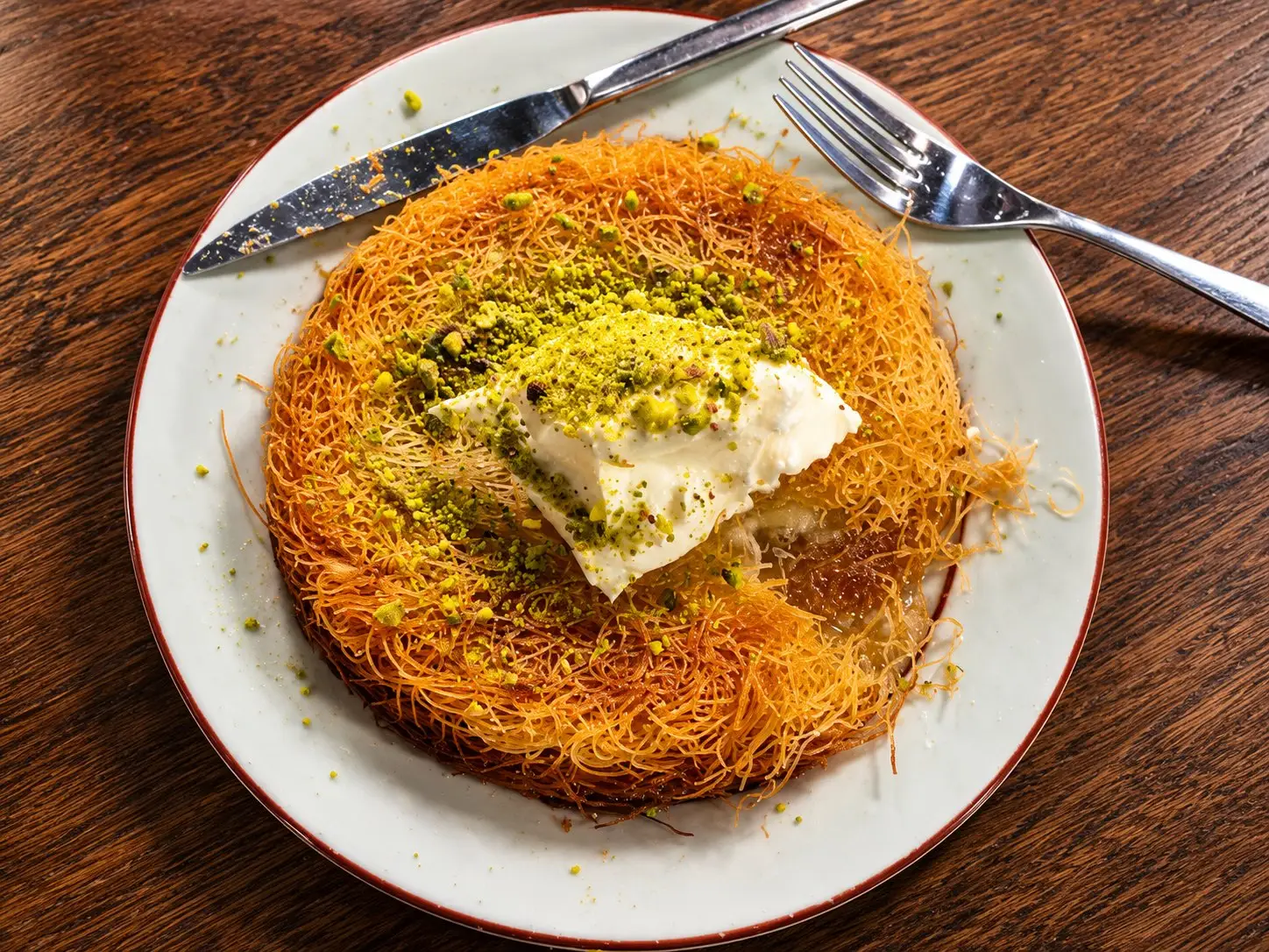 Künefe aux cheveux d'ange, crème et pistaches chez Divan Restaurant & Pâtisserie à Villeurbanne