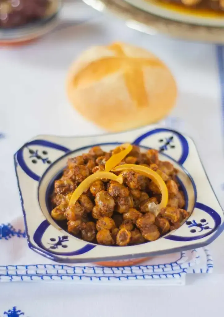 Fèves à la marocaine en sauce tomate au citron confit