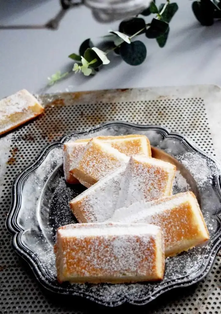 Financiers aux amandes dorés en forme de petits lingots