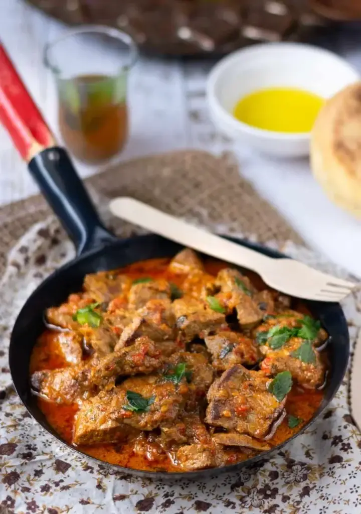 Foie de veau en sauce tomate au cumin et herbes fraîches