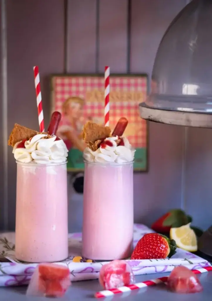 Verres de cheesecake milk à la fraise avec chantilly et crackers