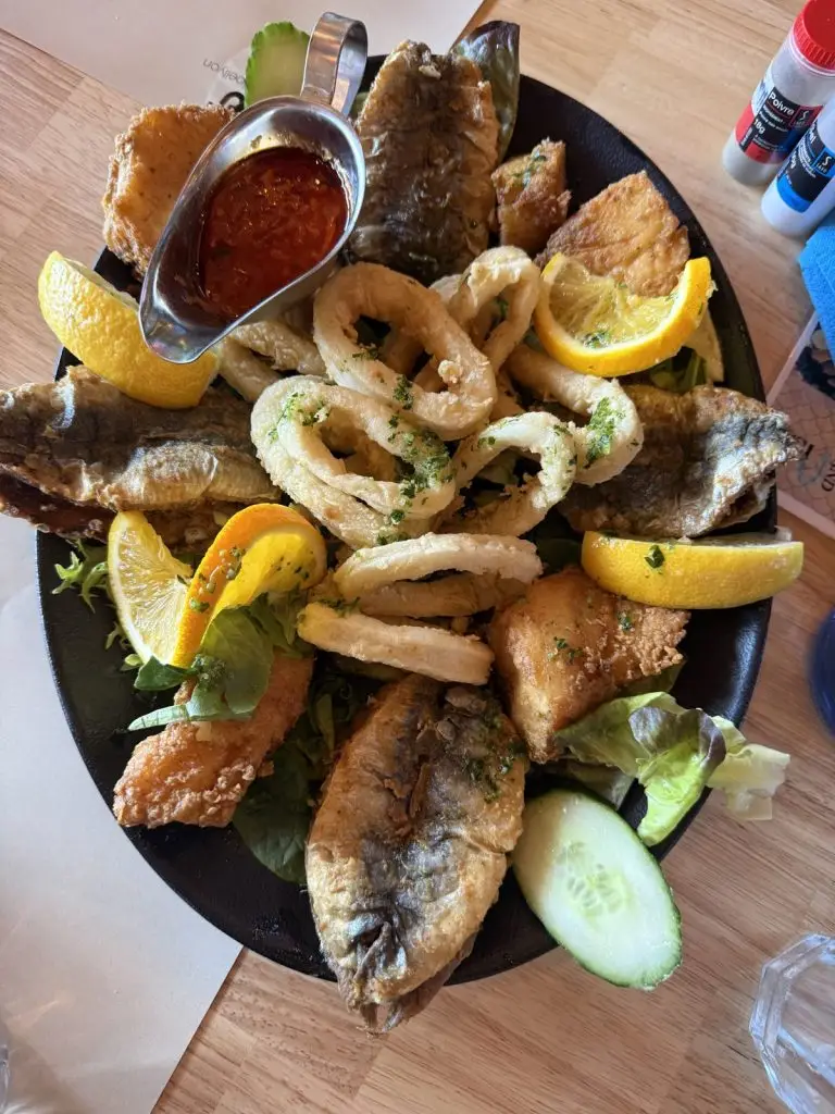 Assiette de friture de la mer à L'Archipel Saint-Fons : calamars, poissons frits, citron et sauce piquante