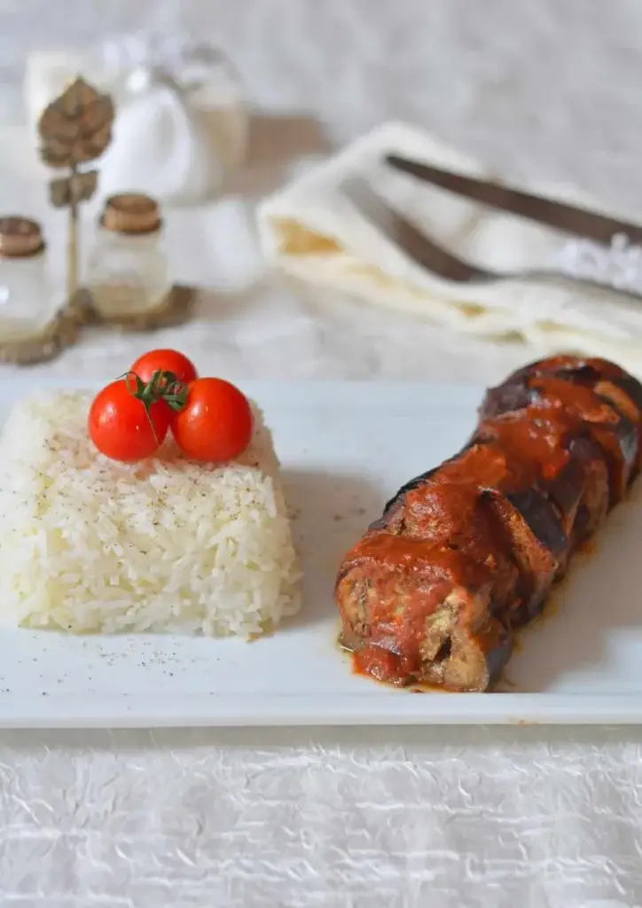Kebab d’aubergines et kefta alternées au four avec tomates et ail