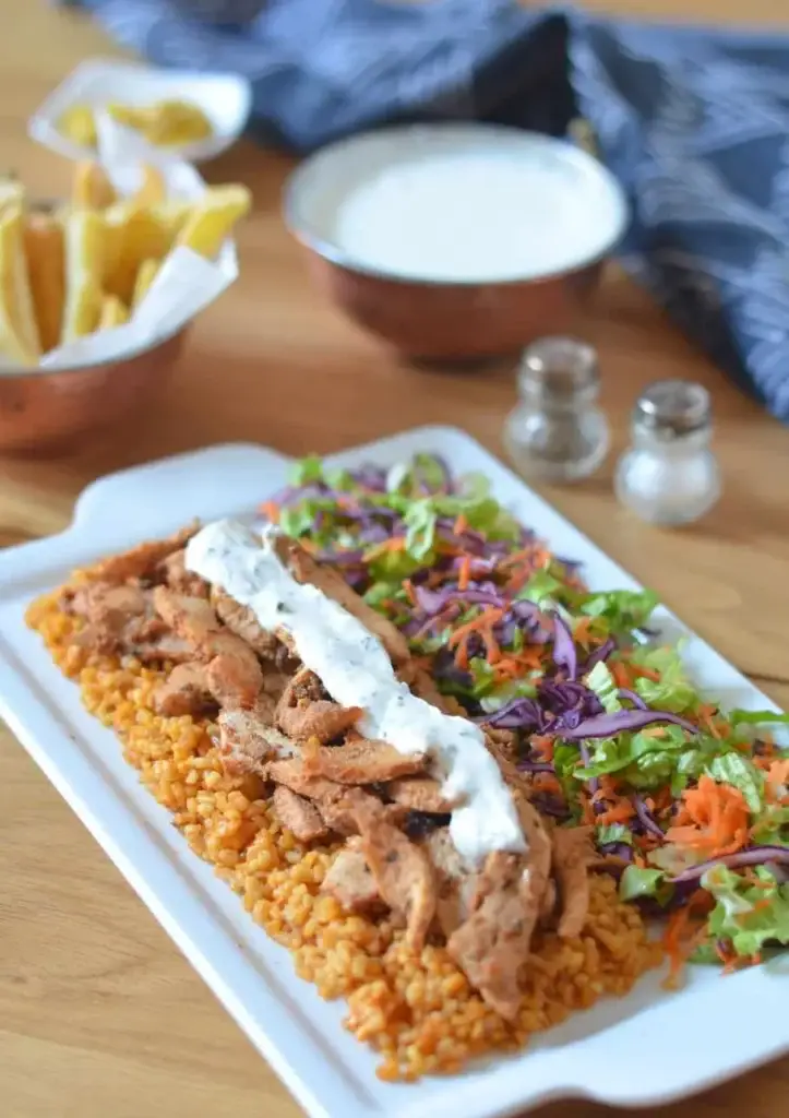 Assiette de kebab au poulet maison tranché finement avec boulgour