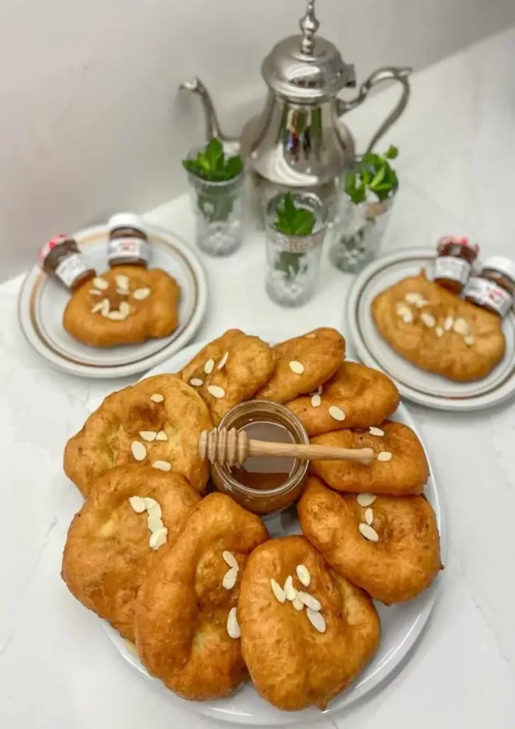 Khefaf, beignets algériens à la semoule dorés et gonflés