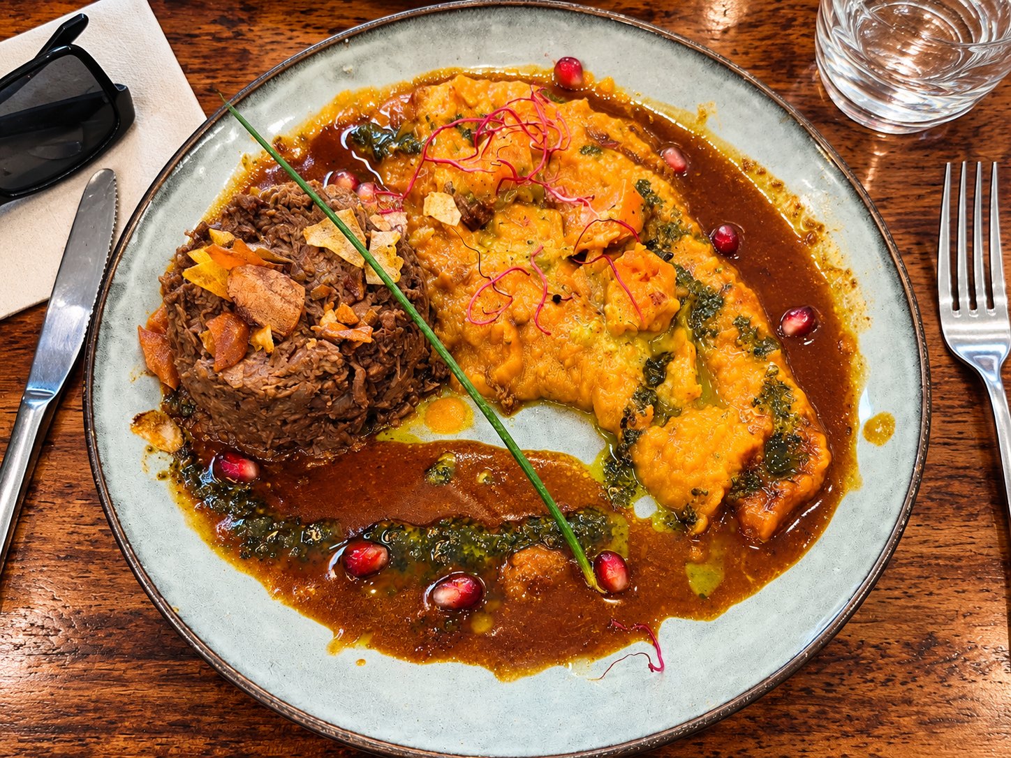Bœuf effiloché mijoté 5 heures, patates douces au lait de coco, pesto et grenade à La Saint Louisienne, restaurant afro-péen à Lyon 3e