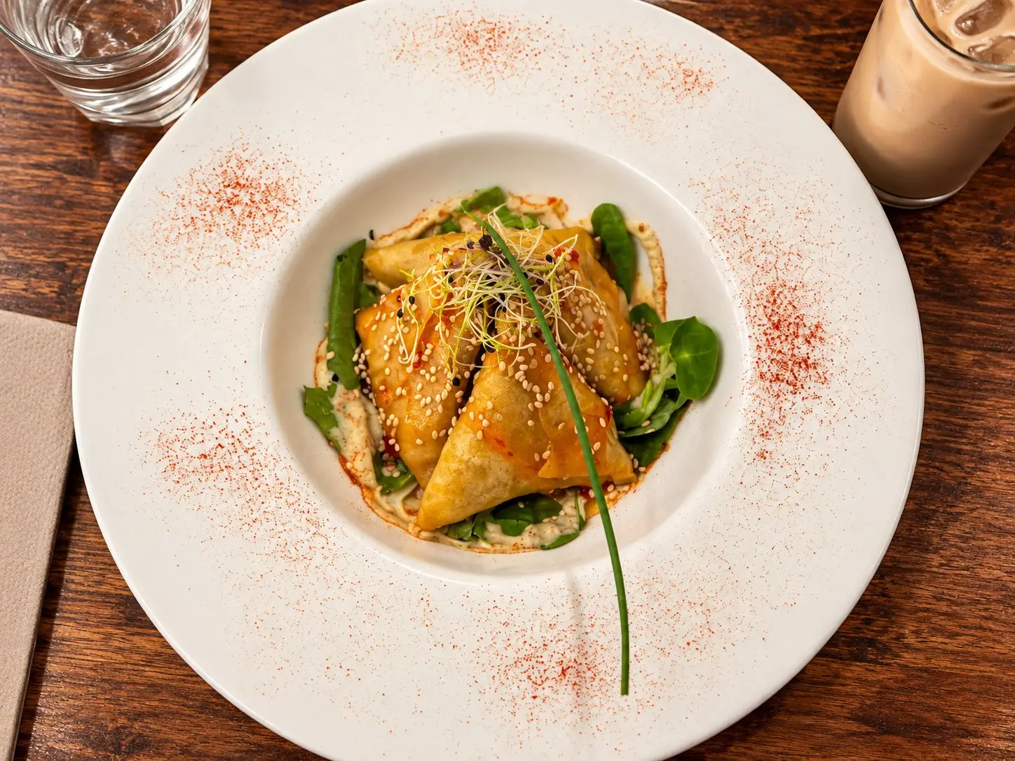 Samoussas au poulet mariné au miel de Casamance et sésame torréfié à La Saint Louisienne, Lyon