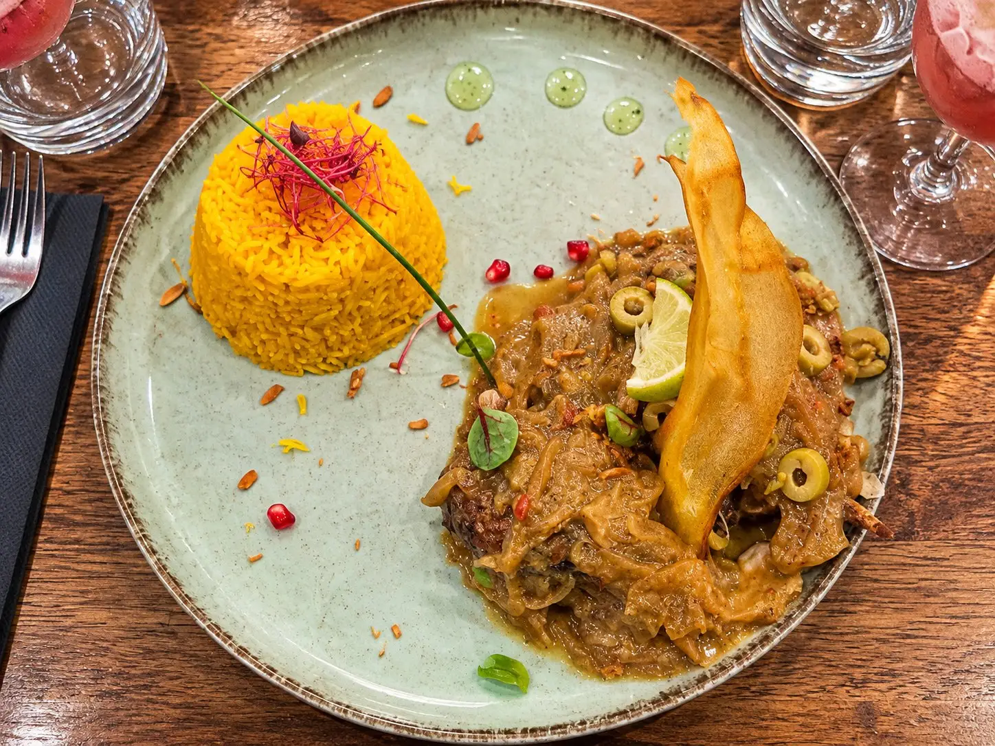 Yassa aux oignons confits, olives et citron vert avec riz jaune safrané à La Saint Louisienne, Lyon 3e