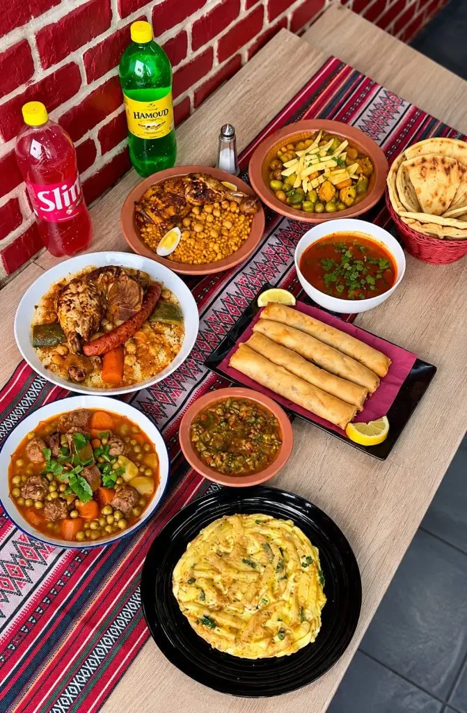 Couscous poulet merguez, chorba, bourek, jelbana et tajine zitoune à La Table Algérienne, restaurant algérien à Vénissieux