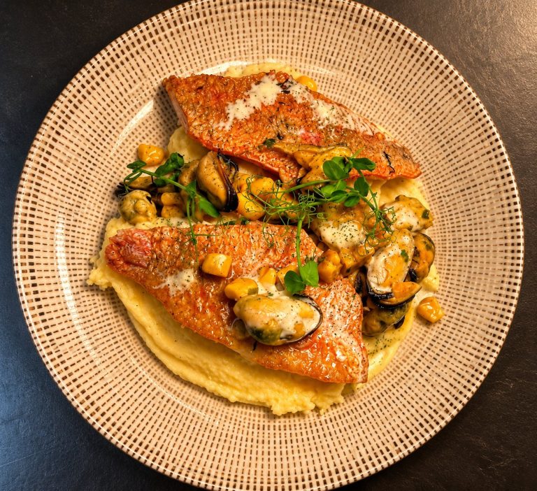 Filets de rouget, moules, maïs et purée onctueuse chez La Table Servie, restaurant halal semi-gastronomique à Caluire