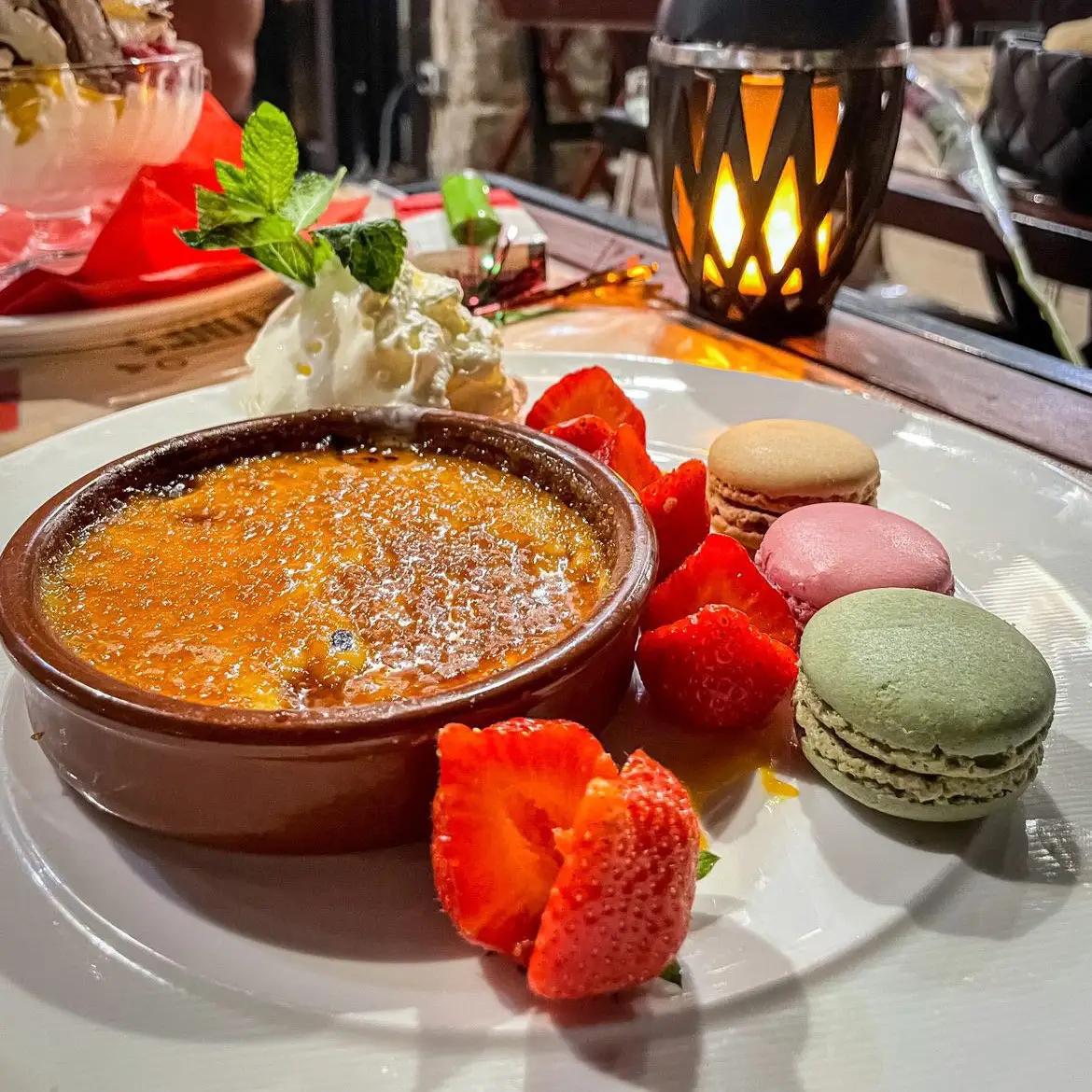 Crème brûlée à la vanille, macarons et fraises à L'Authentik