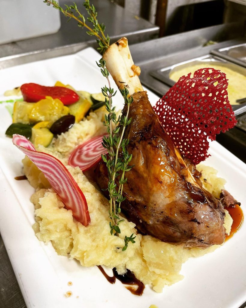 Souris d'agneau confite au thym, écrasé de pommes de terre et légumes de saison à L'Authentik, Vieux-Lyon