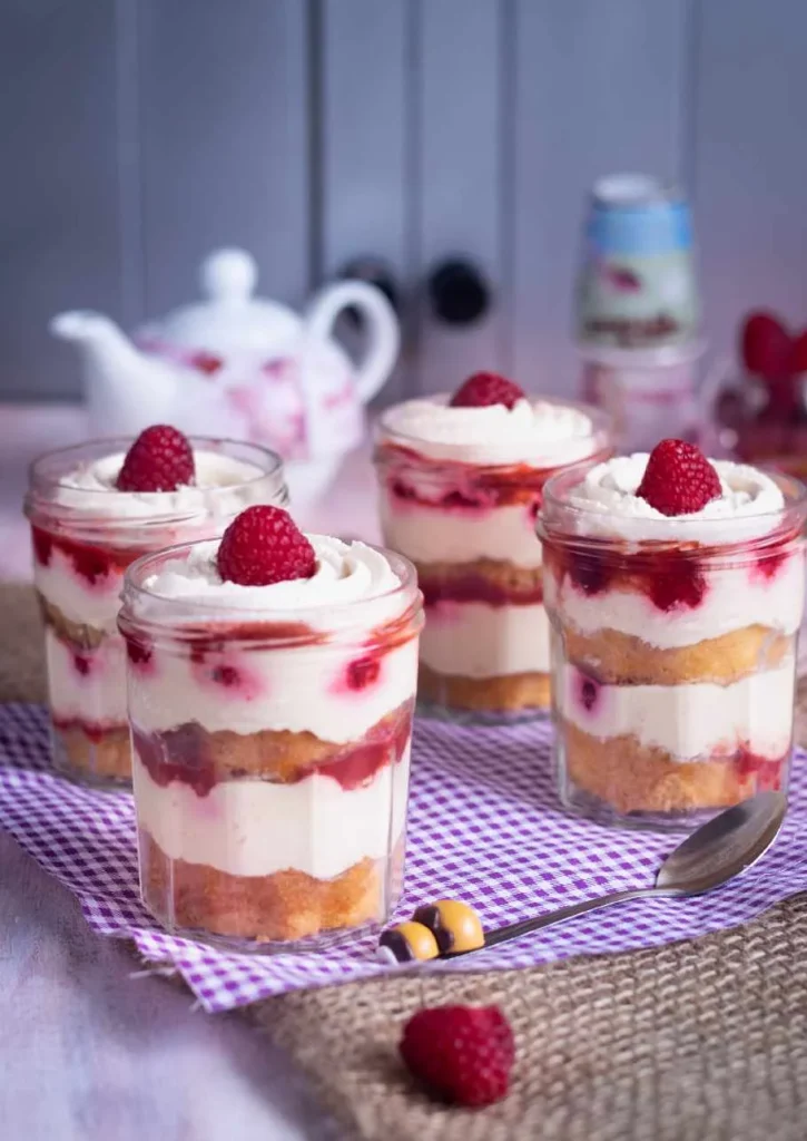 Layer cake en pots avec génoise, chantilly mascarpone et fruits rouges